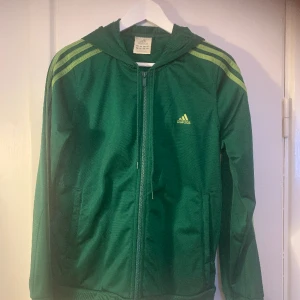 Adidasjacka med luva - Adidasjacka i grön, endast använd ett par gånger. 