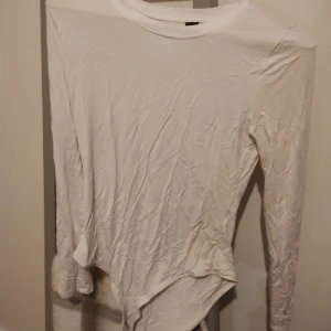 Bodysuit - En body jag använde 1gg. Köpte för 100kr och säljer för 35kr. Hör av dig vid frågor:)