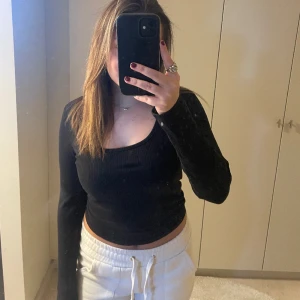 Tröja  - Svart tajt tröja med en lite urringning 