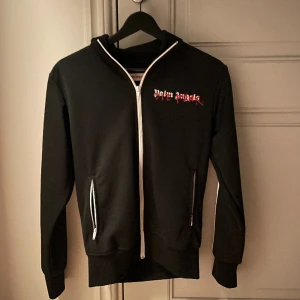 Palm Angels Die Punk zip - Palm Angels Die Punk zip, Palm Angels colab med Playboy Carti, köpt på Saks Fifth Avenue i New York, limiterade antal, använd endast en gång, nyskick.