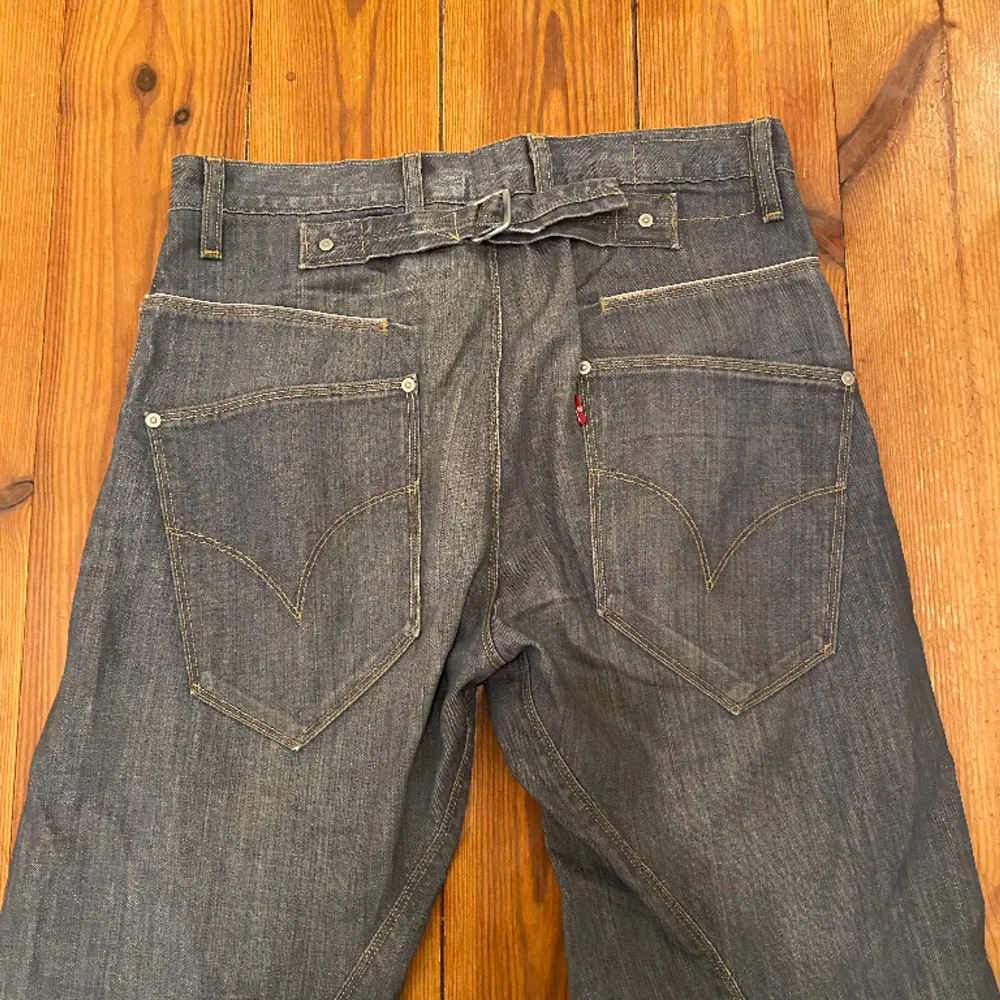 Levis byxor, nästan aldrig använda. Blå/grå i färgen. Ganska stora. Jeans & Byxor.