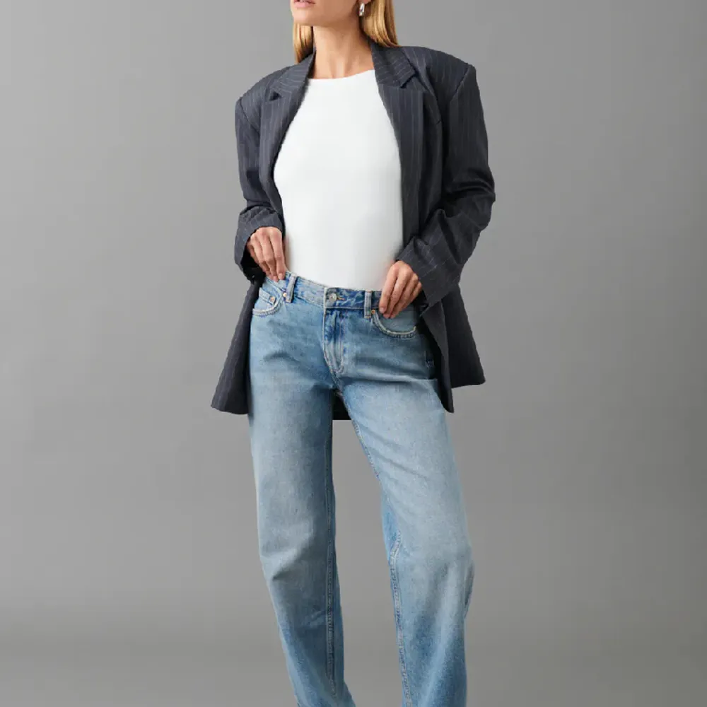 Low straight ljusblå jeans från gina tricot. Storlek 34 med låg midja och rak modell. Används inte så ofta men i fint skick💓frakt tillkommer!. Jeans & Byxor.