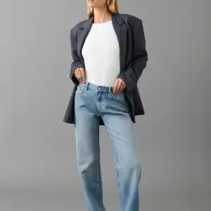 Low straight ljusblå jeans från gina tricot. Storlek 34 med låg midja och rak modell. Används inte så ofta men i fint skick💓frakt tillkommer!