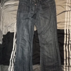 Jätte fina jeans - Jeans i bra skick. Är 164,5 och de är lite långa på mig. Skulle säga att de är rättså raka i benen💞