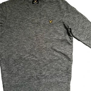 lyle & scott sweatshirt  - lyle & scott sweatshirt grå spräcklig, knappt andvänd alls så inga fläckar eller hål. Bra skick. Storlek S