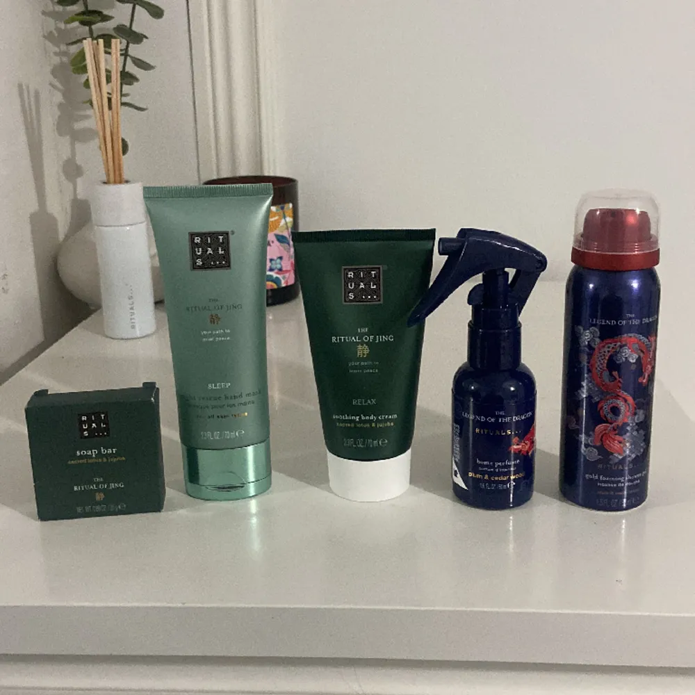 Detta är ett ihopsatt rituals kit med endast oanvända produkter, kitet innehåller: hårdtvål, hand mask, body creme, diftspray samt en foaming showegel. . Övrigt.