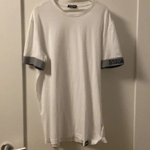 Dsquared2 Tröja - Hej säljer nu min Dsquared2 tröja som jsg fick i present, Tröjan är varsamt använd 