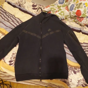 Nike tech fleece kofta - Äkta nike kofta.Storlek M men passar även S.Kan mötas i Skåne.