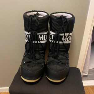 Moon boots - Säljer nu mina moonboots pga fel storlek, köpta helt nya på plick då förra ägaren ej hade använt dom, jag har använt de en vinter, inga skador eller något, Storlek 42/44 men de är ganska små i storleken så runt 40-41-42. Hör av dig för mer info❤️