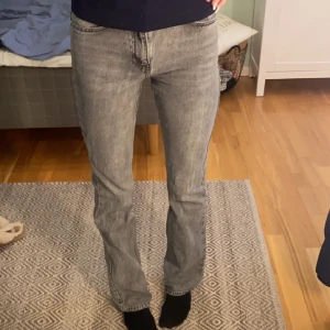 Gråa Jeans - Säljer dessa pga att de inte används, original pris: 499, säljer för 130 inkl frakt 📦 Storlek: 36! Kom priv för frågor 🪽