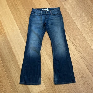 Lågmidjade bootcut jeans only  - Ett par lågmidjade utsvängda jeans från märket only. Midjemått runt hela- 78cm. Innerbenslängd-  81cm.  Totallängd- 102. 32 i vintage storlek men jag skulle säga att de passar som S/M. Har inga bilder tyvärr💓