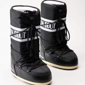 Säljer dessa svarta höga moon boots! Fint skick, bara lite smutsiga, men tvättar de innan jag skickar! Skriv vid intresse eller frågor! Går bra att pruta🌟