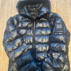 Peak Performance Jacka - Svart Peak performance dunjacka herr, i väldigt bra skick och använd ett fåtal gånger. Köpt för 2500