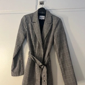 Kavaj - Säljer den gråa rutiga kavaj från nakd, andvänt typ en gång 🩷 Storlek 36 , och säljer för 150 kr o frakt för 65 kr 🩷