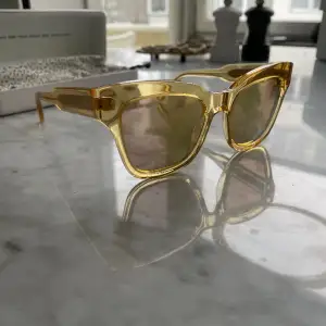 Solglasögon från Chimi i färgen mango, modell 005. Knappt använda. Inga repor eller andra skador. Som nya.