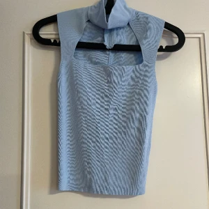 Säljer denna snygga toppen med krage ifrån zara!💕storlek S! - BRA SKICK. Passar även XS. Ljusblå. 