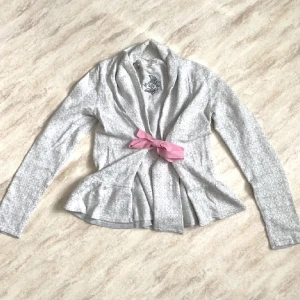 Odd molly kofta! - Jättefin odd molly tröja som köptes här på plick, var dock för liten för mig så kunde inte användas. Startpris 350kr men pris kan diskuteras!💞