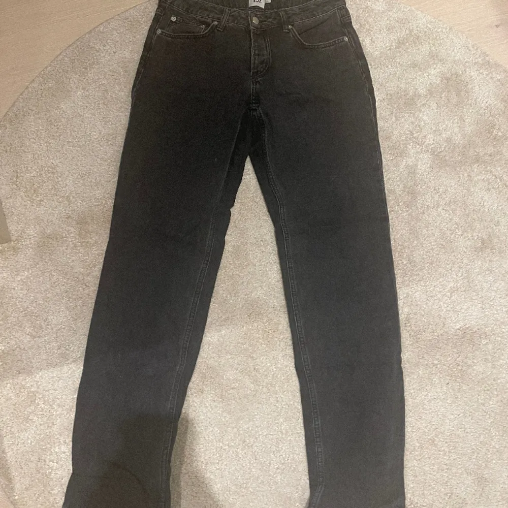 Ett par midwaist grå svarta jeans från lager 157, de är lite för långa för mig som är 160cm lång, de är endast använda få gånger . Jeans & Byxor.