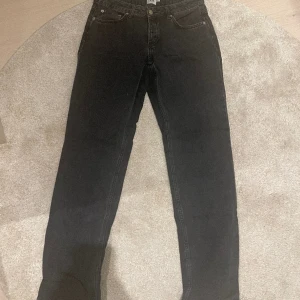Jeans - Ett par midwaist grå svarta jeans från lager 157, de är lite för långa för mig som är 160cm lång, de är endast använda få gånger 
