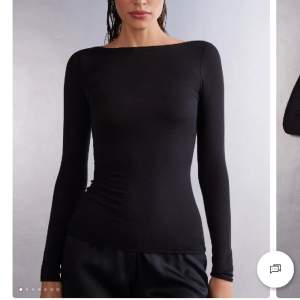 Säljer nu min svarta intimissmi tröja som är helt oanvänd pga att den är för stor. Så fortfarande helt i nyskick. Köptes för 449kr och säljer för ungefär 300kr!💗Priset går att diskuteras, hör gärna av er vid frågor!