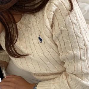 Vit Ralph Lauren - Säljer denna vita kabelstickade polo Ralph lauren tröjan i xs! Som i nyskick ☺️ Nypris: 2000kr