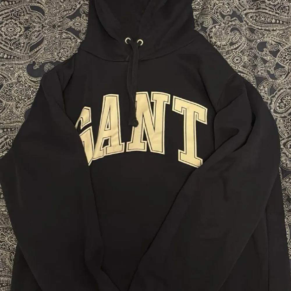 Säljer en Gant hoodie i storlek M/S för ungdomar. Använts några gånger men är i bra sick 😊 . Hoodies.