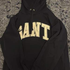 Säljer en Gant hoodie i storlek M/S för ungdomar. Använts några gånger men är i bra sick 😊 