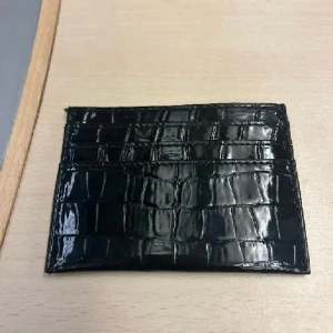 Svart korthållare  - Säljer denna svarta korthållare då ja köpt en ny! Använd sparsamt 