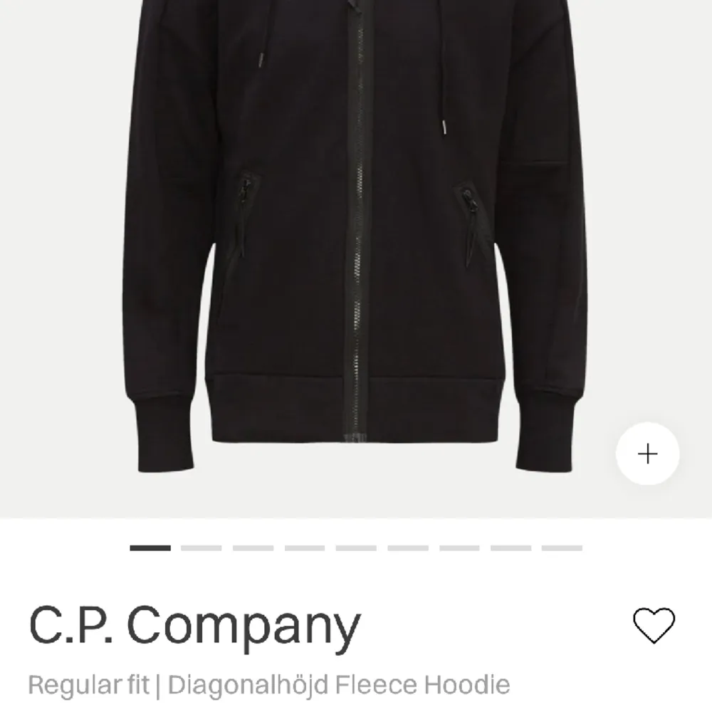 Säljer min cp company hoodie i Storlek S passar mig som är 183cm lång Den är i väldigt bra skick. Tröjor & Koftor.