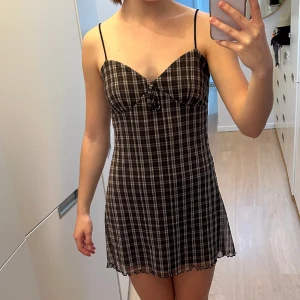 2000s rutig klänning - Urban Outfitters.  Såå snyggt rutmönster i grå-vitt-svart.  Nyskick. 