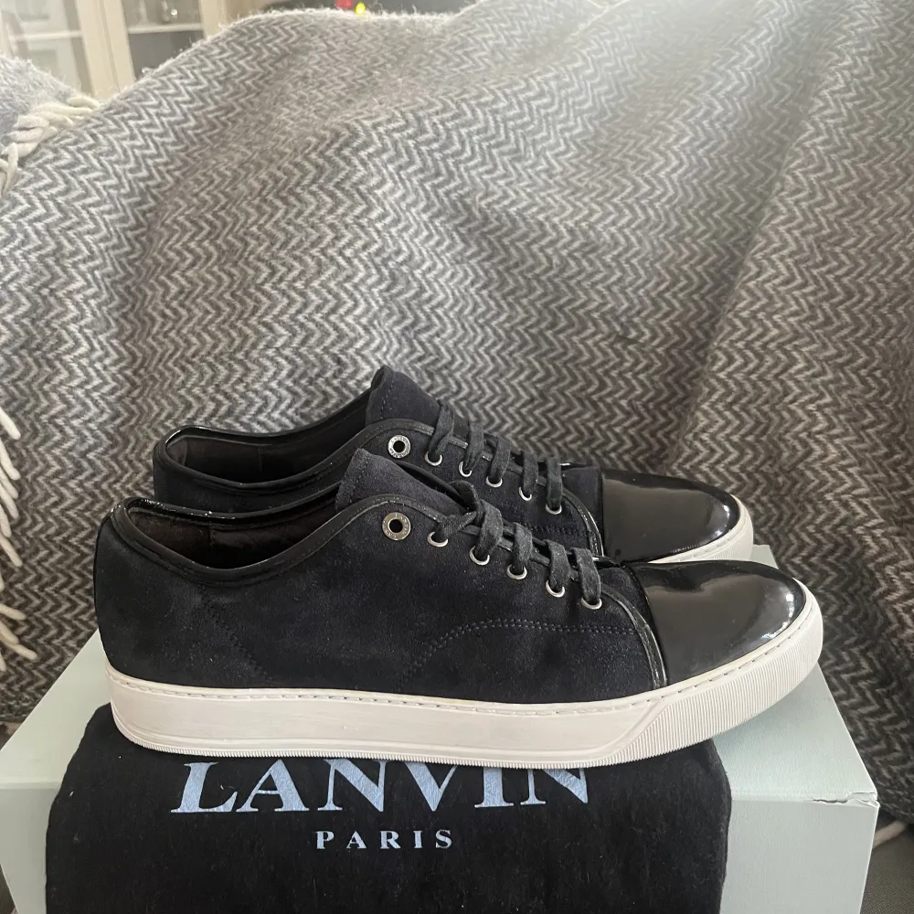 Säljer min kompis Lanvin! Han har inte använt dom särskilt mycket som man ser på skicket! Bara skorna kommer med, skriv om du har några andra frågor!. Skor.