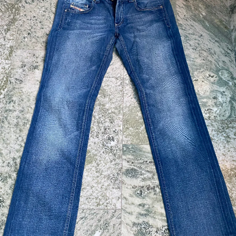 Köptes på Plick men passade tyvärr inte.  Midjemått 38cm rakt över  Innerbenslängden 78cm Supersnygga jeans . Jeans & Byxor.
