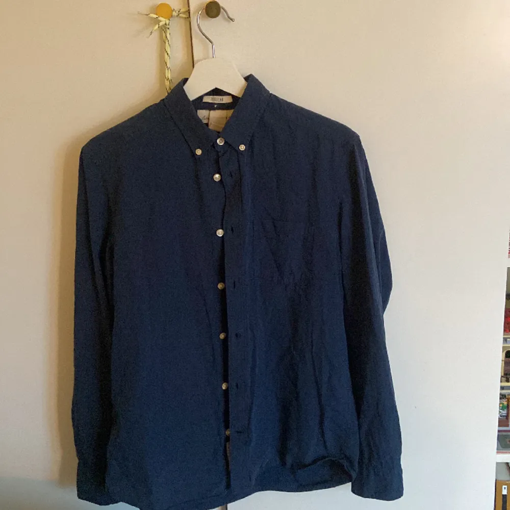 Blå skjorta från Logg alltså HM som jag säljer då jag rensar min garderob, inga defekter, tecken på användning finns men bra skick ändå . Skjortor.