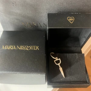 Marianilsdotter örhänge  - Säljer detta assnygga och trendiga örhänge från Maria Nilsdotter. Säljer då jag vill köpa ett annat!❤️