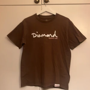 Brun diamond t-shirt - Har använt den ibland, det har små sprickor på det tryckta tyget 100%cotton 