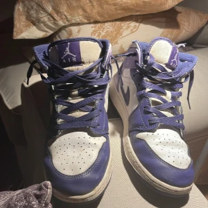 Jordan 1 mid purple and white  - Air Jordan 1 mid purple and white I bra skick lite creasade kan tänka mig 500kr storlek 40