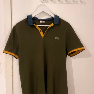 Lacoste Piké  - Skön Piké från Lacoste, köpt i London och använt något fåtal gånger. 