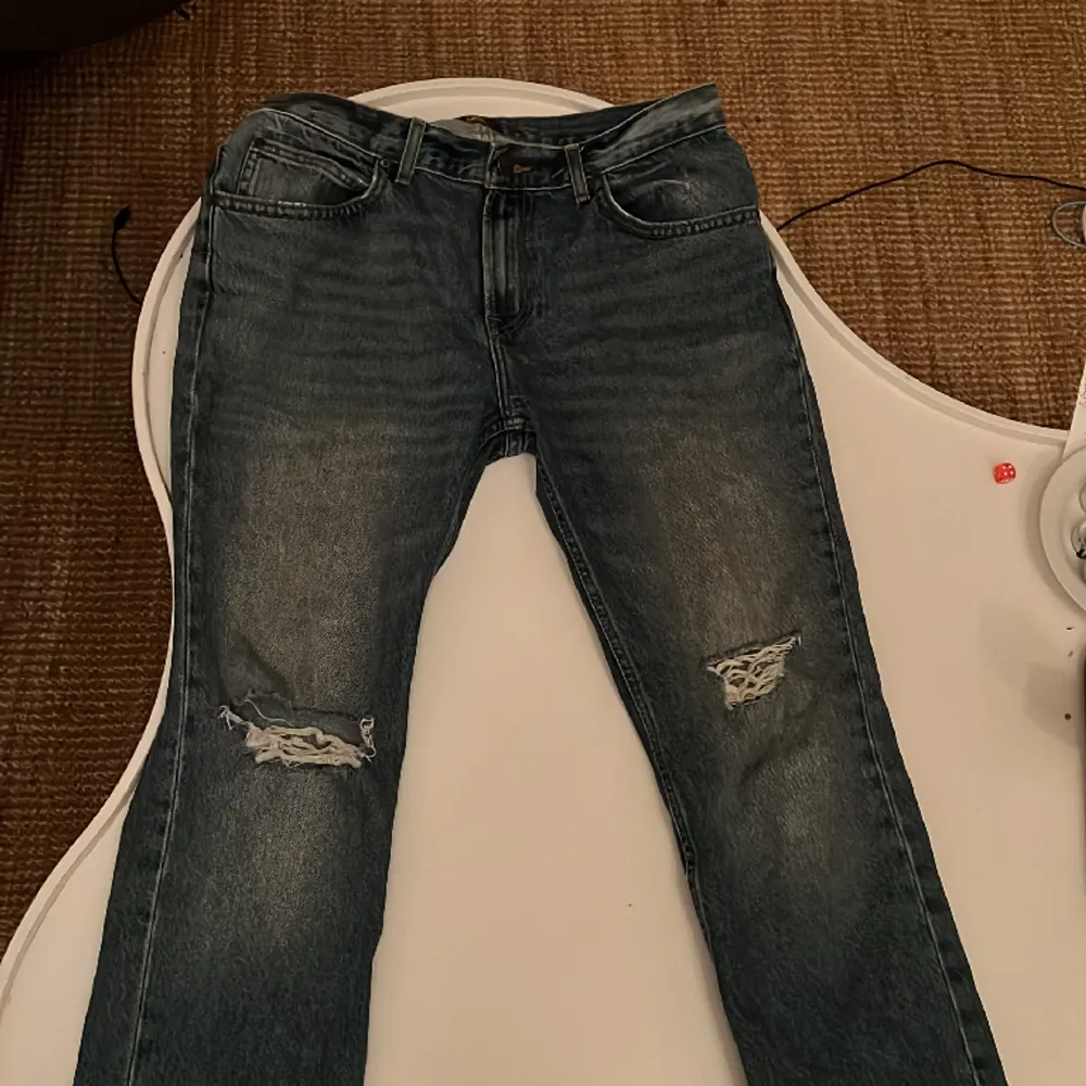 Ett par slim/straight fit jeans från Lee. Väldigt snygg färg, men används inte längre pga inte min stil. . Jeans & Byxor.