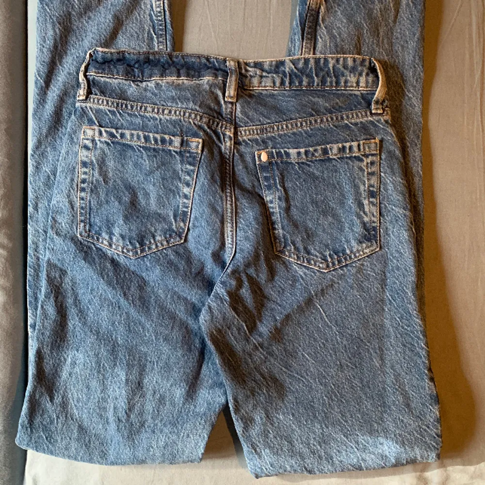 Helt nya och oanvända Köptes för 40€, säljes för 25€. Jeans & Byxor.