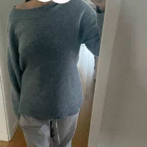 säljer den här ljusblå stickade tröjan från vero moda, den är i storlek M men passar S också, xs också ifall man vill ha en lite större❤️ 