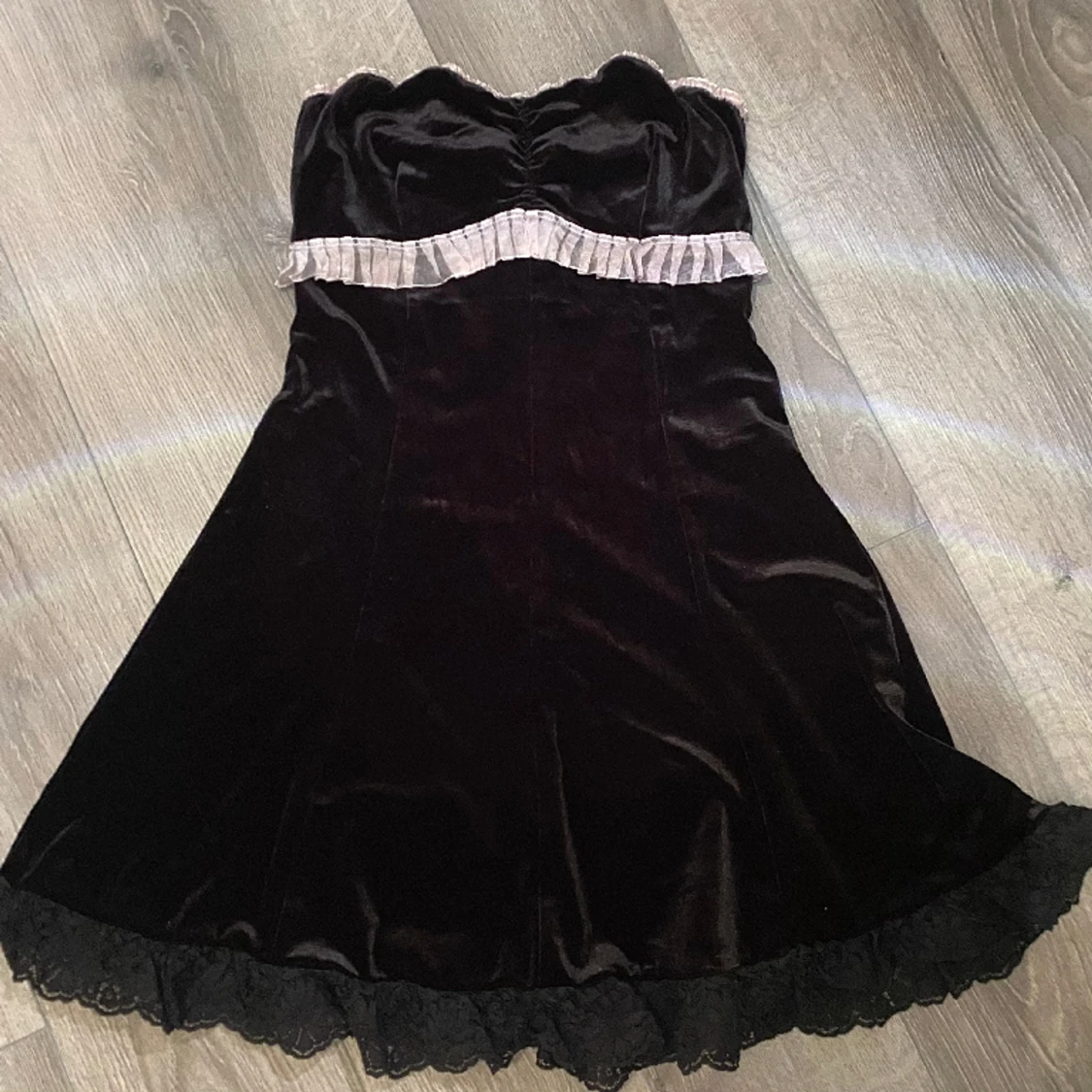 Sammetsklänning med spets - 90