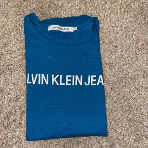 Calvin klein t-shirt herr - Blå t shirt ifrån calvin klein i storlek M( herr)