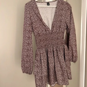 Blommig klänning - Super söt brun blommig klänning med långa armar och volang. Super fin till sommaren 🤎🤎