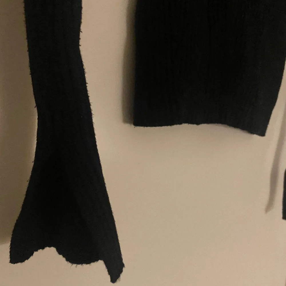 Fin svart stickad polotröja från ginatricot. Väldigt tight tröja. Stickat.