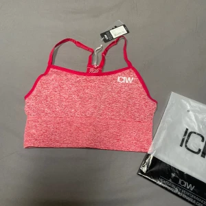 Tränings bh - Säljer denna tränings bh-n från ICIW som har prislapp kvar och inte kommit till användning. Rosa färg. Helst säljs Bh-n med träningsbyxorna då kan jag tänka mig 350 annars 200 var