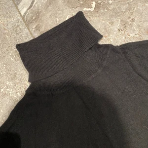 Tunn polotröja  - Knappt använd. En tunn tröja med en krage som håller halsen varm. Avöntd något tillfälle som underställ. Även fin på jeans eller vanliga byxor. Säljes pga stor garderobrensning. Kika gärna på mina andra annonser, säljer mycket. Samfraktar gärna:)