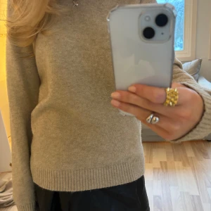 Beige stickad tröja  - Säljer denna fina stickade tröja ifrån Vila❤️