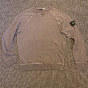 Stone island sweatshirt  - Riktigt snygg sweatshirt som är oanvänd sitter bra i M och L. Nypris 2999 kr 
