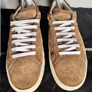 Saint Laurent skor  - Säljer mina fina ysl skor haft dom i ungefär 2 månader och Använt dom väldigt lite, skorna är i 9/10 skick och kommer med 2 dustbags ocu box allt og.