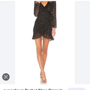 Trendig revolve klänning  - Säljer denna fina klänning med stjärnor från Revolve som är slutsåld då den inte kommer till den användning som jag hade önskat. Strl S, passar även XS skulle jag säga 